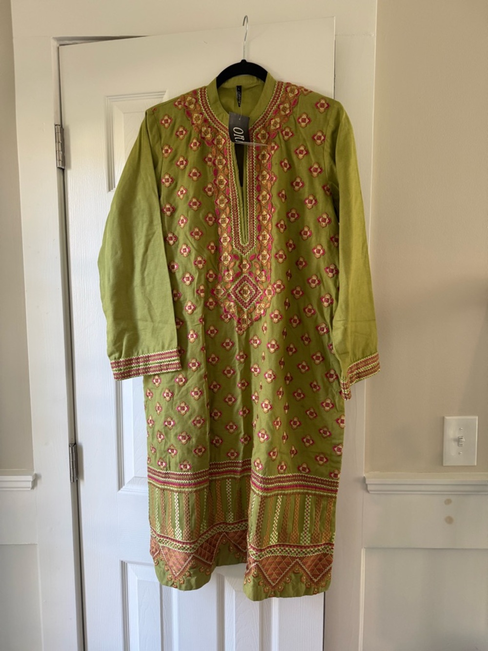 Origins Kurta  Top Green with Embroidery Size Large Made in Pakistan EC2